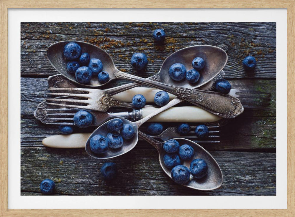 Myrtilles fraîches sur planches de bois patinées | Affiches