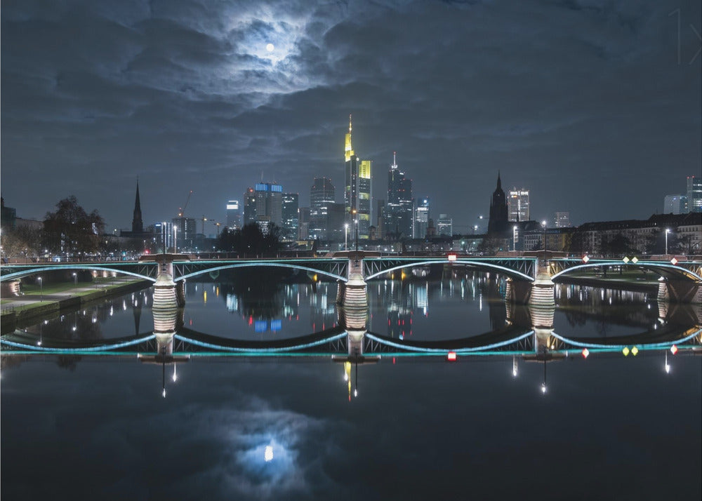 Frankfurt täysikuun aikaan | Valokuvatapetit