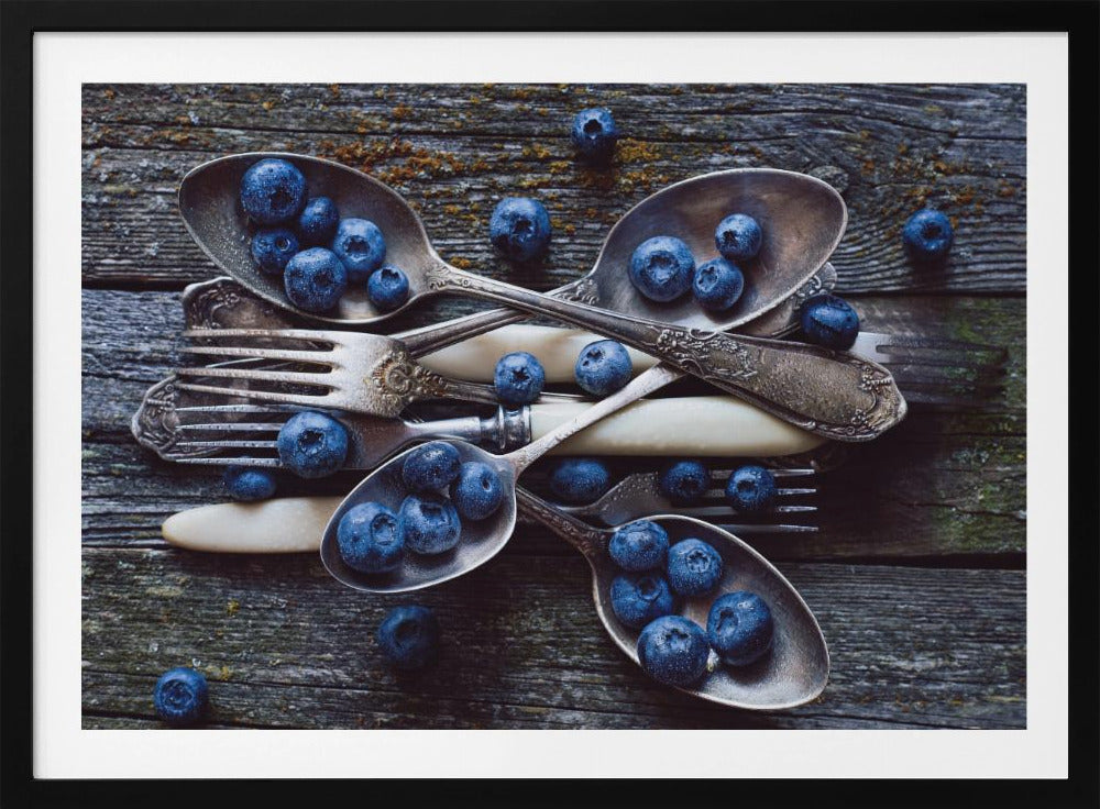 Myrtilles fraîches sur des planches de bois patinées | Posters - Affiche Artistique