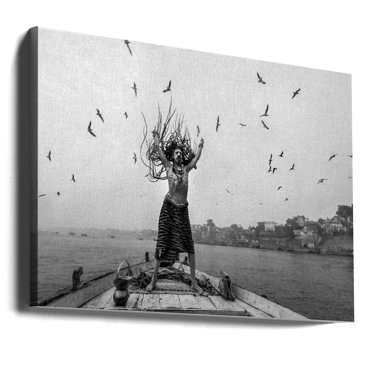 Naga Sadhu pozuje na łodzi w Varanasi | Wydruki na łótnie