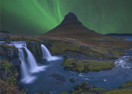 Kirkjufell... Sotto un cielo verde boreale | Carta da Parati Fotografica