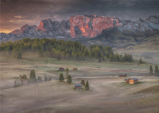 Brennende Berge über dem gefrorenen Tal | Fototapeten