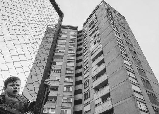 Chłopiec za płotem | Wydruki na łótnie