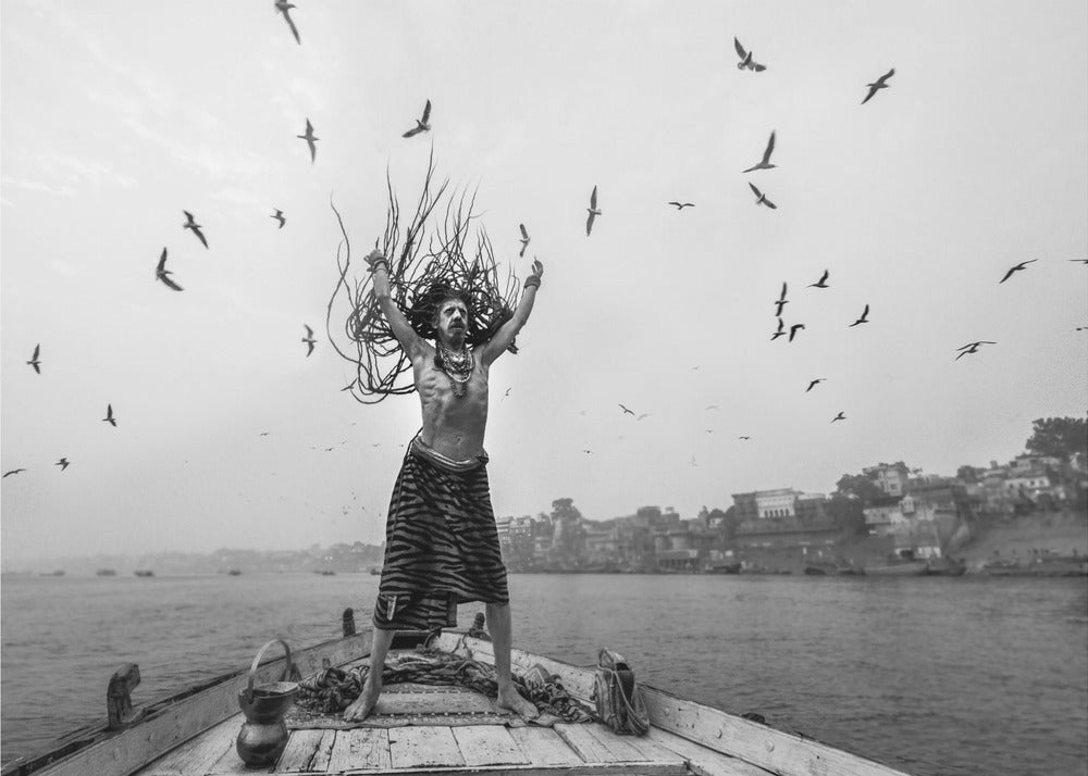 Naga Sadhu pozuje na łodzi w Varanasi | Wydruki na łótnie